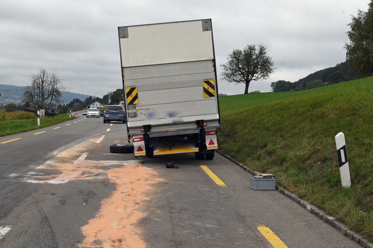In Triengen LU verlor gestern ein Lieferwagen eine Doppelbereifung.