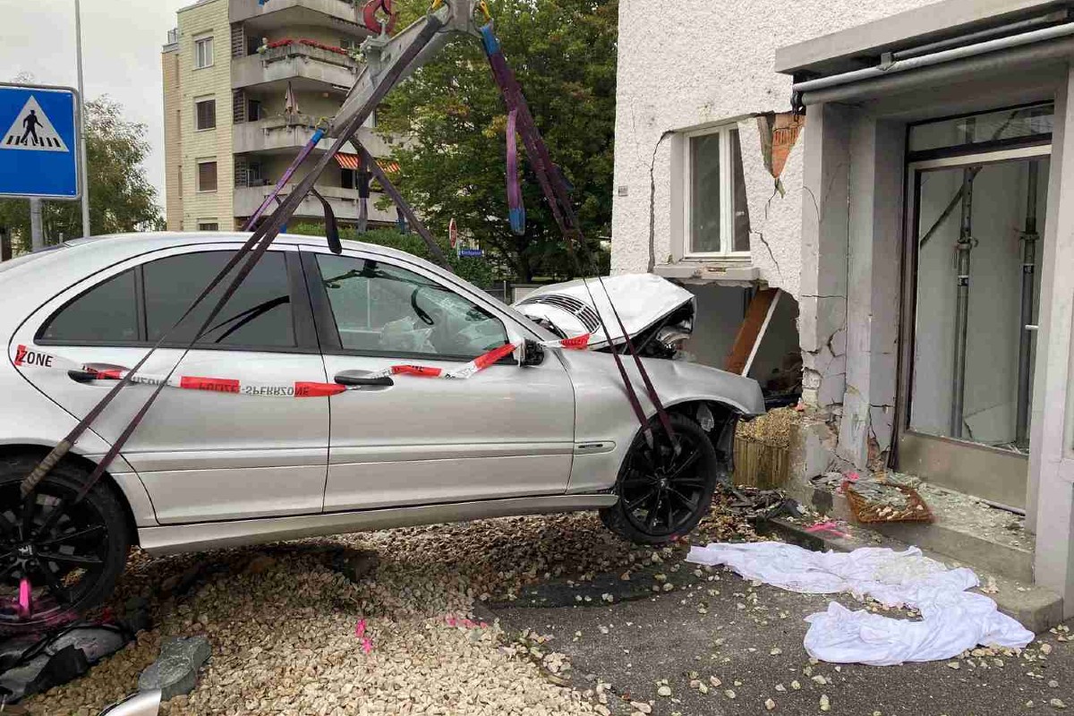 Der Mercedes fuhr gestern Nacht in die Hausmauer.
