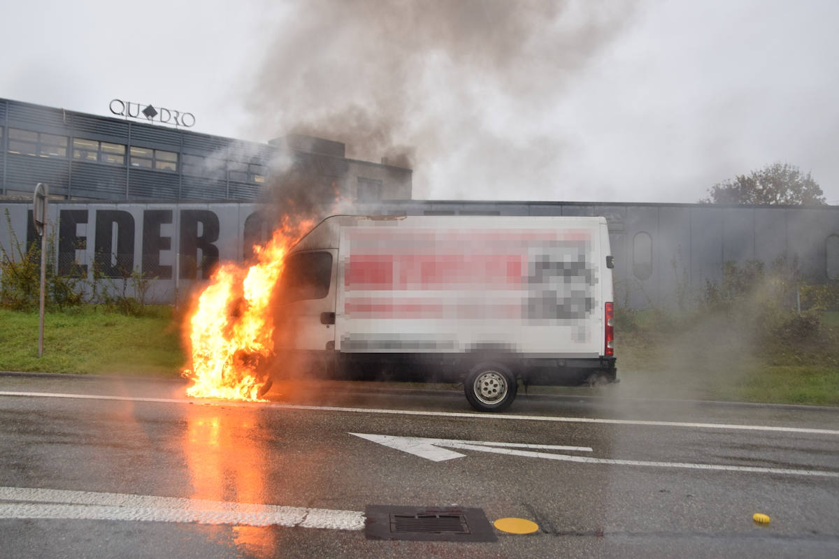 Lieferwagen brennt in der Ausfahrt auf der A5 in Zuchwil