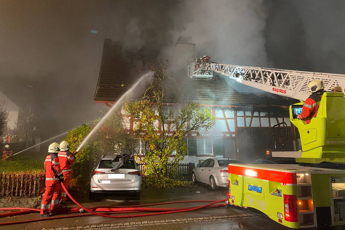 Grossalarm für die Feuerwehr in Höri ZH - Enormer Sachschaden bei Brand von Wohn- und Geschäftshaus