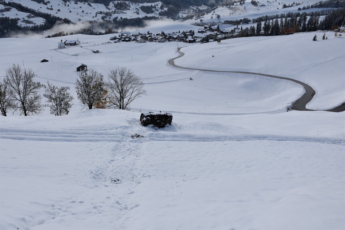 Unfälle in Arosa, Malix und Vella GR - Fahrzeuge kamen im Schnee von der Strasse ab!