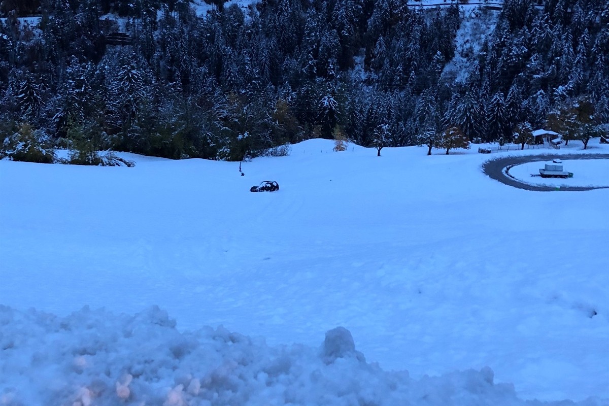 Unfälle in Arosa, Malix und Vella GR - Fahrzeuge kamen im Schnee von der Strasse ab!