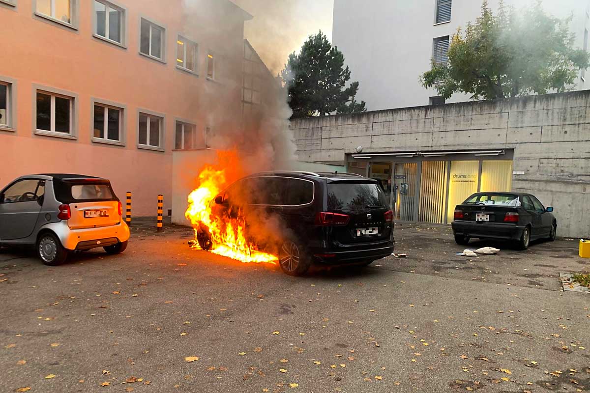 Am Donnerstagnachmittag kam es am Kronenweg in Binningen zu einem Fahrzeugbrand