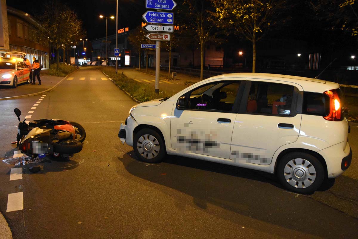 Am Freitagabend ist es in Buchs zu einem Verkehrsunfall zwischen einem Auto und einem Motorrad gekommen