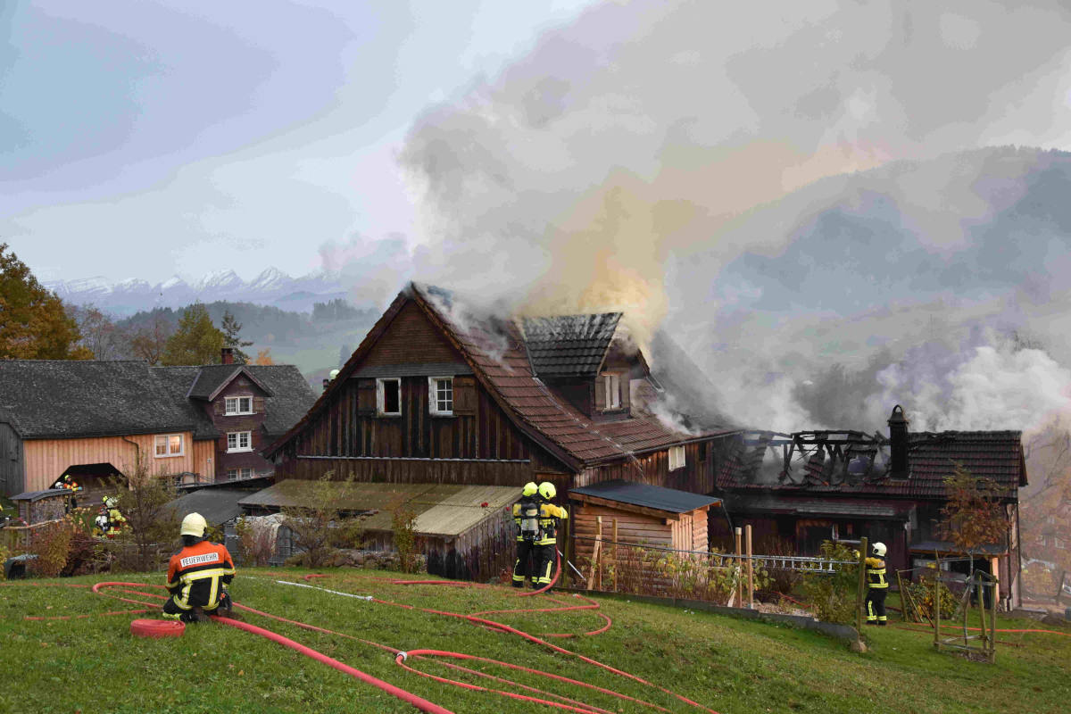 Doppeleinfamilienhaus in Ebnat-Kappel durch Brand zerstört