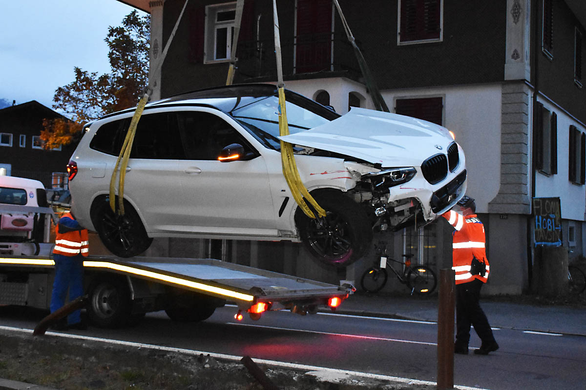 Zur Bergung des Fahrzeuges wurde ein Kran sowie ein Abschleppunternehmen aufgeboten