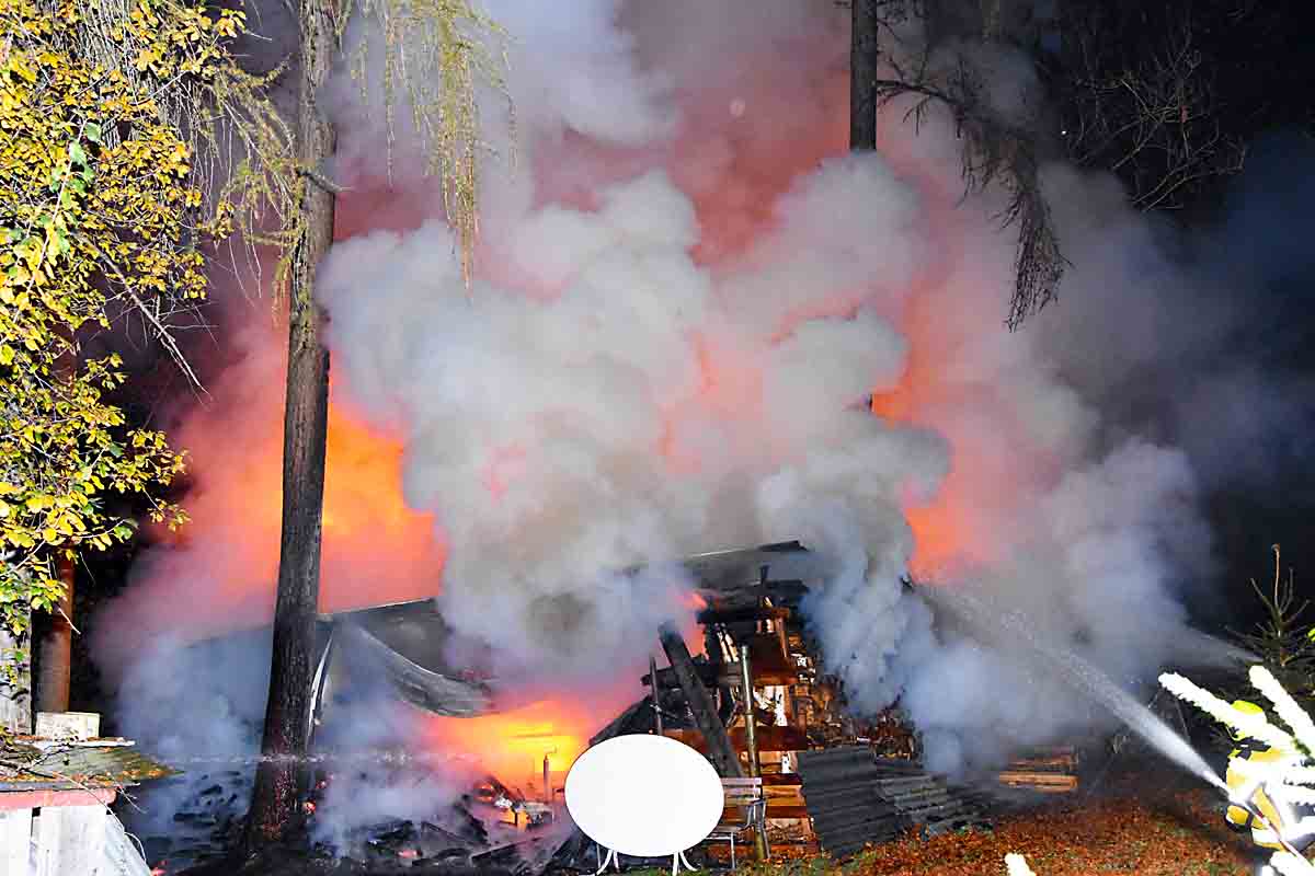 Eine Holzbeige unter einem Unterstand war in Brand geraten