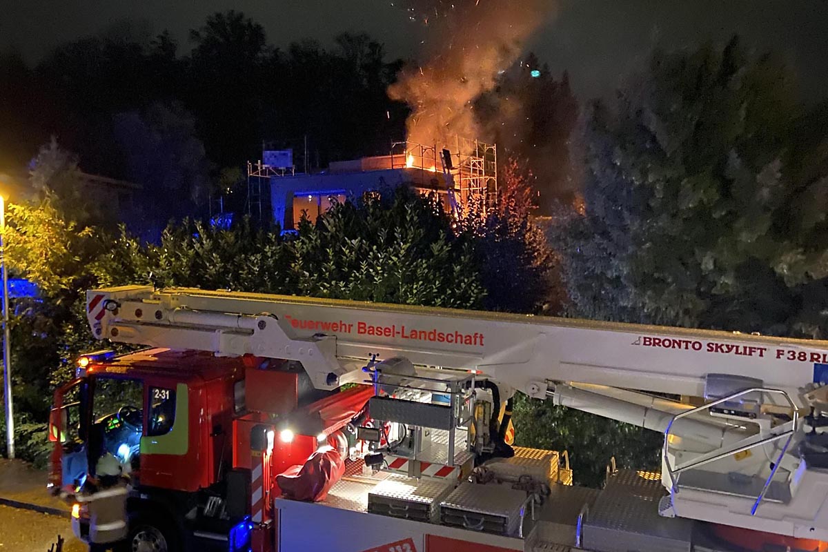 Während den Löscharbeiten ereignete sich im Bereich der Flammen eine Explosion