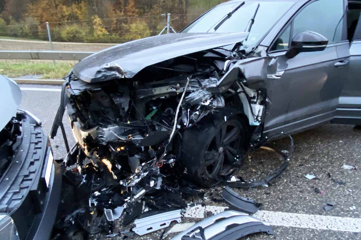 Bei einem Überholmanöver  in Küttigen kam es zu einer Frontalkollision mit einem entgegenkommenden Fahrzeug