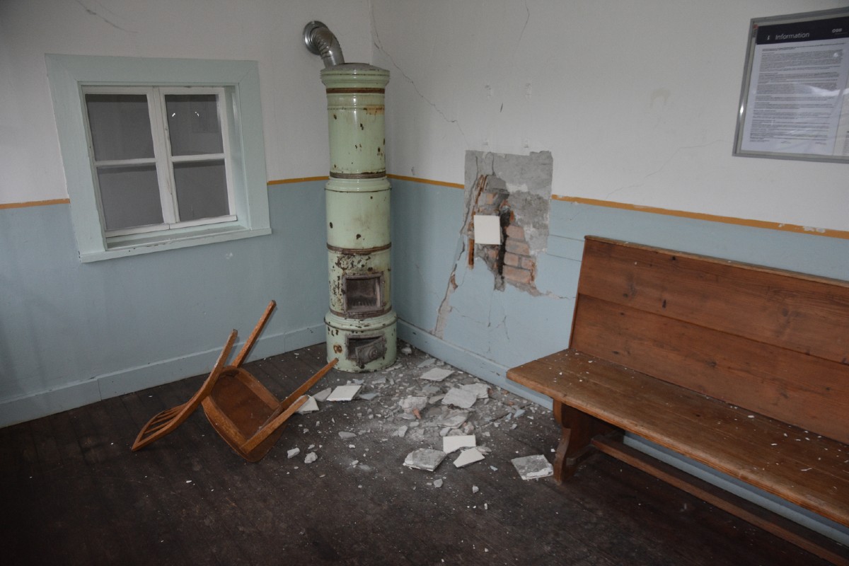 In Schaanwald FL fuhr ein unbekanntes Fahrzeug in eine Bahnhofwand.