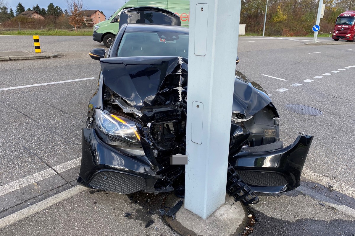 Beim Crash in Rheinfelden AG ist grosser Sachschaden entstanden.
