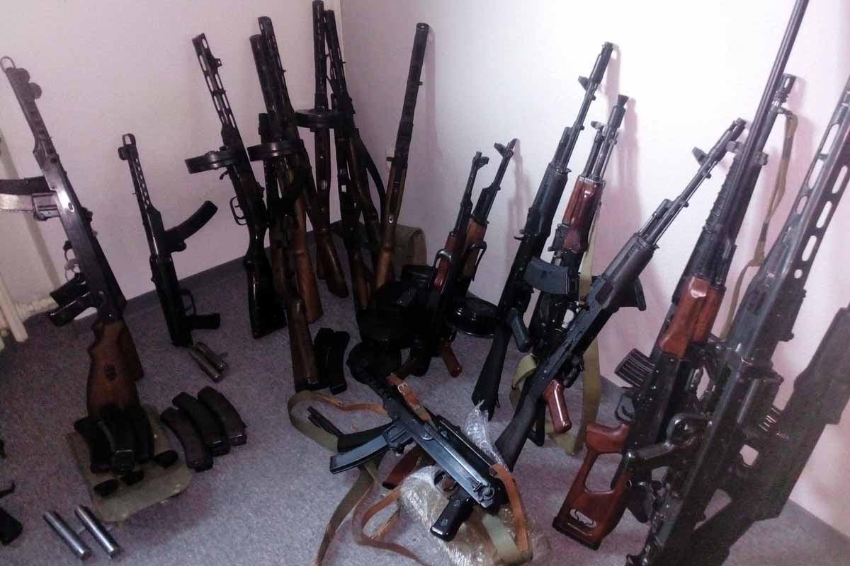 In einer Lagerhalle in Aachen stießen die Beamten auf eine professionell betriebene Cannabis- Plantage und fanden auf dem Gelände ein umfangreiches Waffenlager