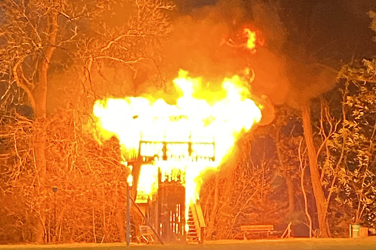 Gestern geriet auf dem Spielplatz «Plumpi» in Allschwil ein Holzturm in Brand