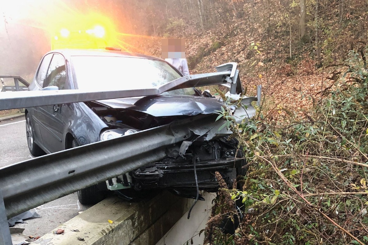 Der VW Golf verkeilte sich gestern in der Leitplanke.