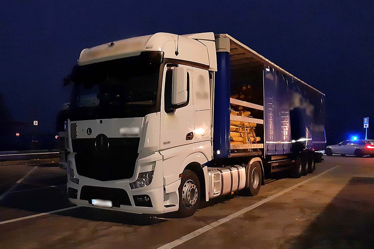 Die Bundespolizei in Rosenheim ermittelt gegen kriminelle Schlepper, die für die lebensgefährliche Schleusung von mehreren Afghanen in einem Lkw-Auflieger verantwortlich sind