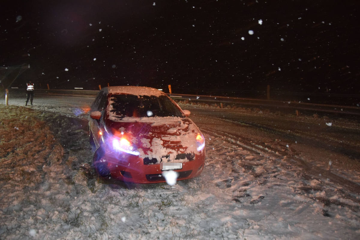 Unfall auf schneebedeckter Strasse bei Oensingen