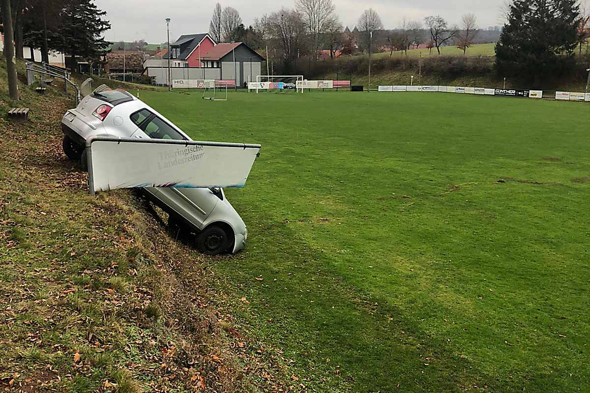 Einen ungewöhnlichen Parkplatz suchte sich ein Auto im Eichsfeld