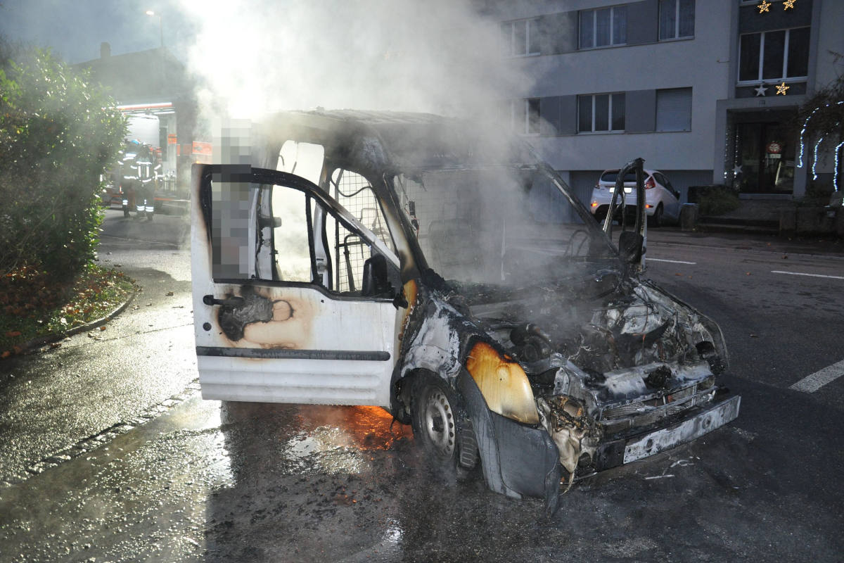 Lieferwagen geht in Feldbrunnen in Flammen auf