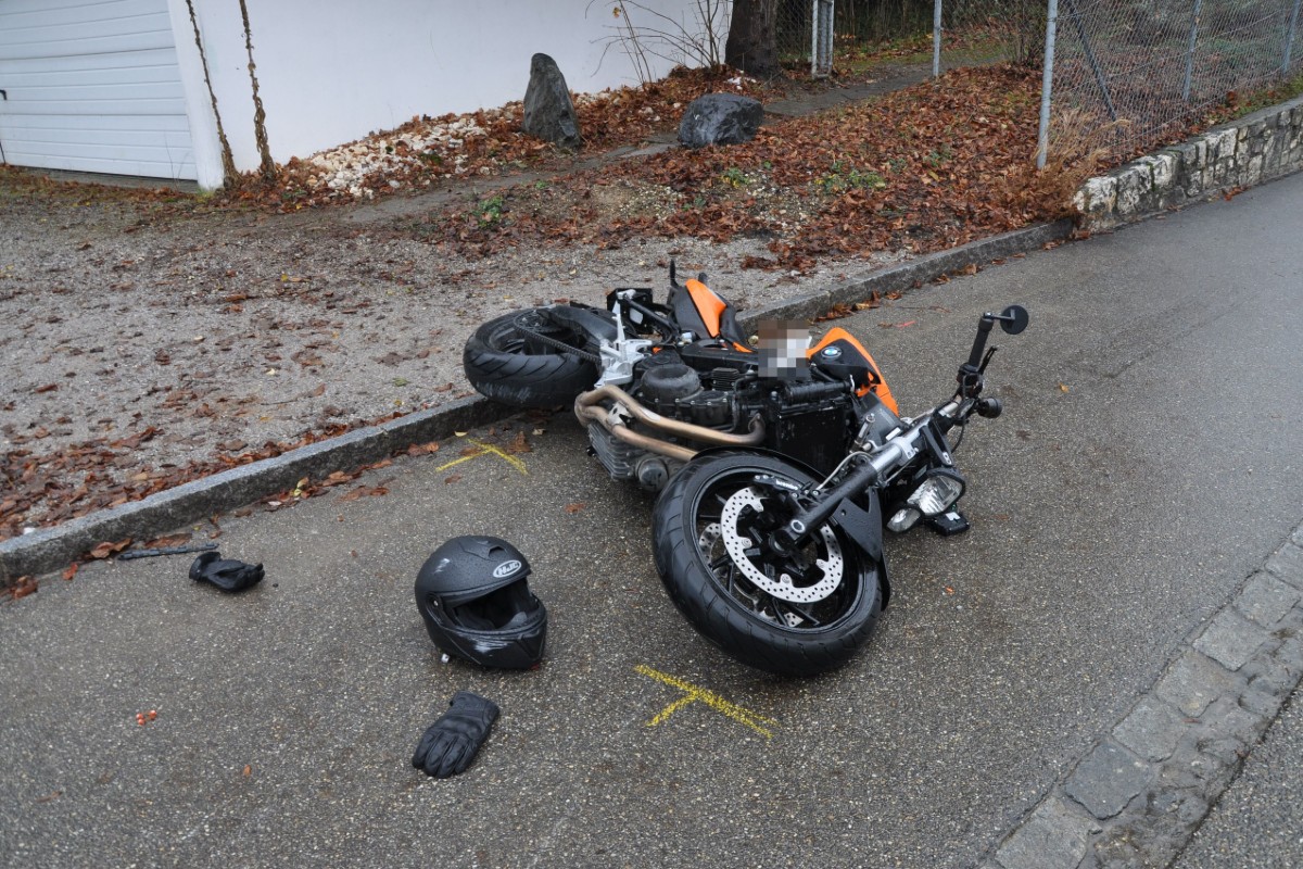 Der Motorradfahrer musste ins Spital gebracht werden.