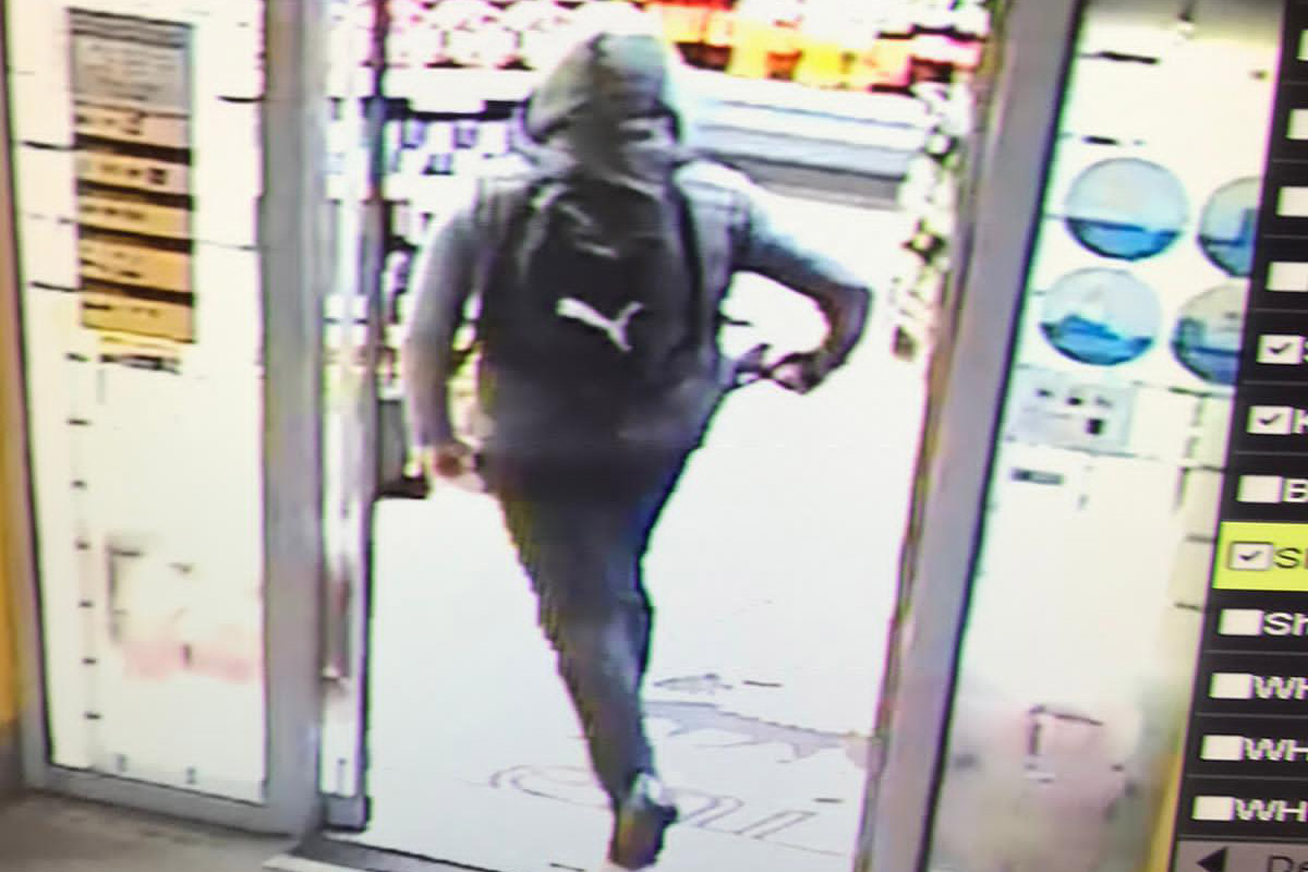 Der Täter entnahm daraufhin sämtliche Bargeldscheine und stopfte diese in seinen mitgebrachten Rucksack