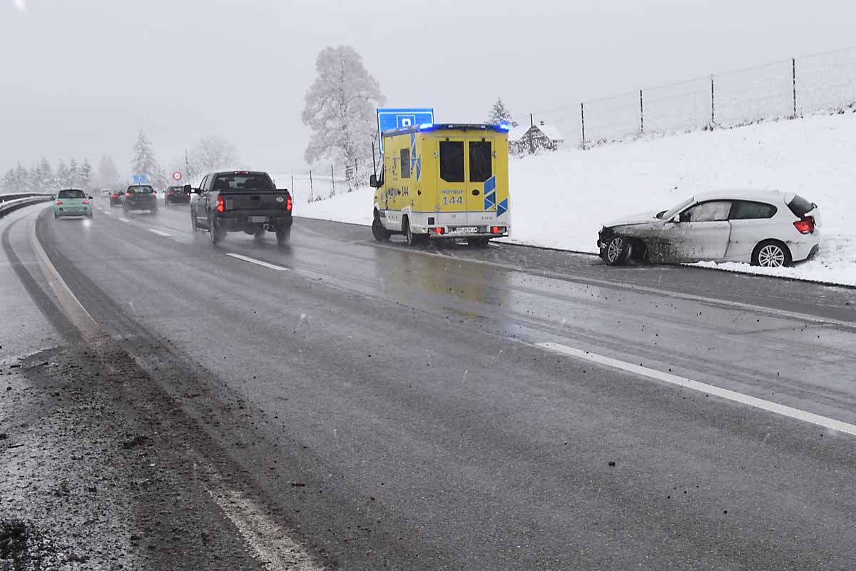 Das Auto geriet in Gossau ins Schleudern und prallte gegen die Mittelleitplanke