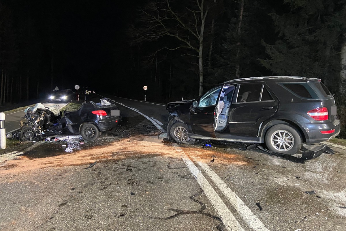 Bei der heftigen Frontalkollision in Bremgarten AG verletzten sich 5 Personen.