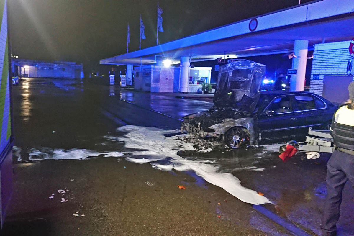 Alle Fahrzeuge brannten jeweils im Bereich der Motorräume