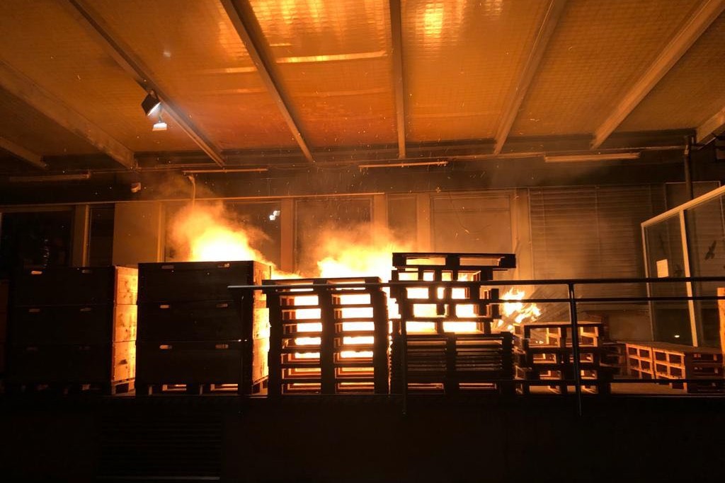 Gestern hat eine unbekannte Täterschaft in St. Gallen Hozpaletten in Brand gesteckt.