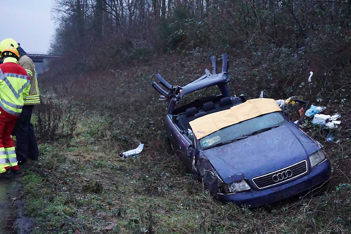 Vor Ort in  Ratingen stellte sich heraus, dass ein PKW, erst in die Leitplanke und dann quer über die Fahrbahn in die Böschung gefahren ist