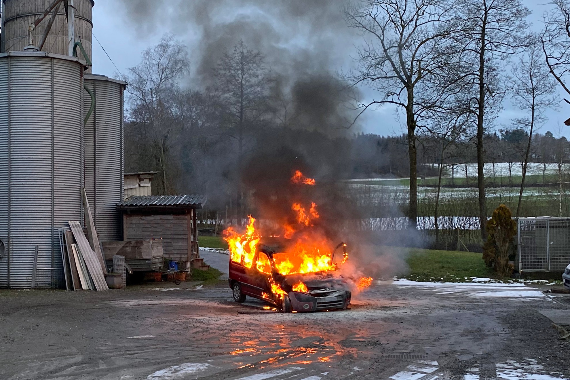 Geuensee – Auto gerät in Vollbrand