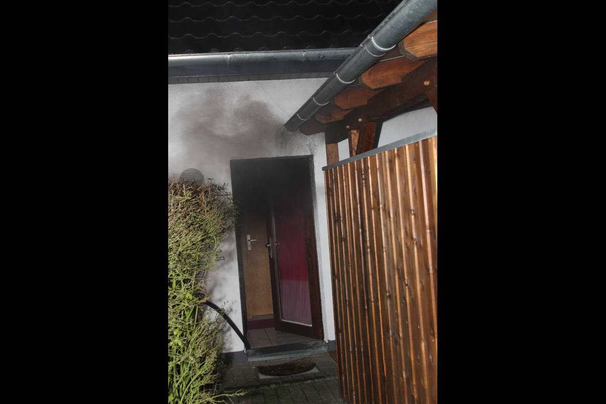  Eine Person in brennender Wohnung eingeschlossen in Scheeßel