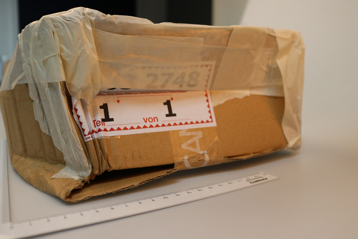 Nach dem Überfall auf eine 93 Jahre alte Seniorin in Walle fahndet die Polizei weiter nach den Tätern und veröffentlicht Fotos eines markanten Pakets