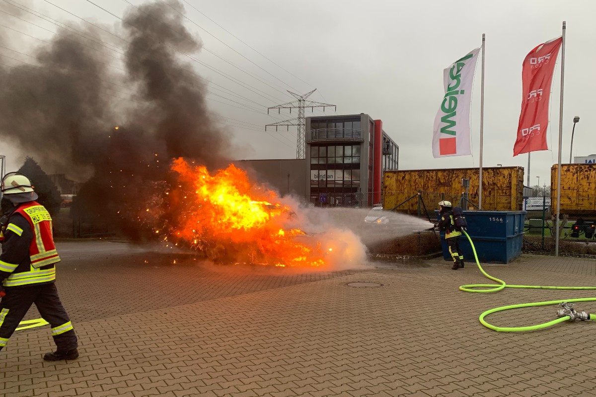 Leer – Der Range Rover steht in Vollbrand