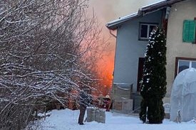Ein Haus in Hätzingen GL brennt