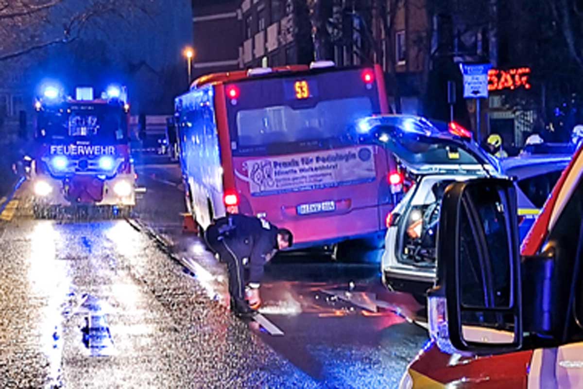 Die Person hatte in Herford die Straße im Bereich der Ampel überquert, war mit dem Bus frontal kollidiert und unter dem Fahrzeug eingeklemmt