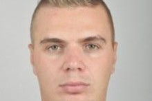 Die veröffentlichten Lichtbilder des Gesuchten wurden im Juli 2018 gefertigt.