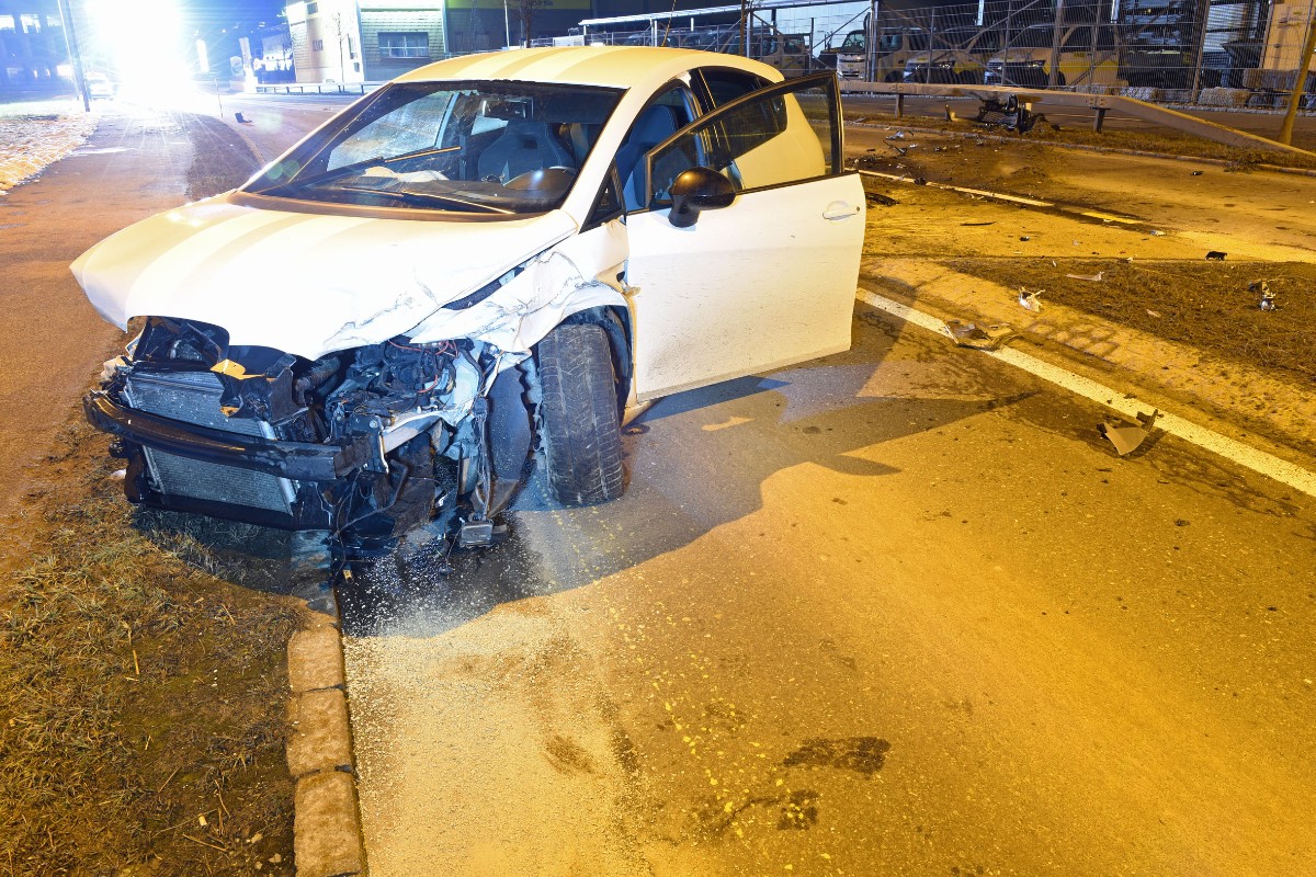 Heftiger Crash gestern in Willisau LU. Ein 20-Jähriger baute einen Unfall mit grossem Sachschaden.