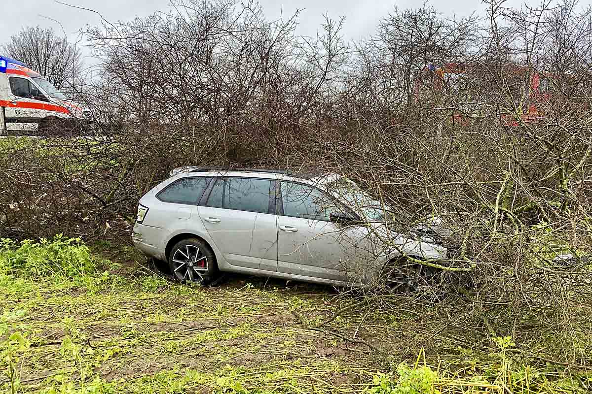 Der Pkw kam im angrenzenden Feld zum Stehen