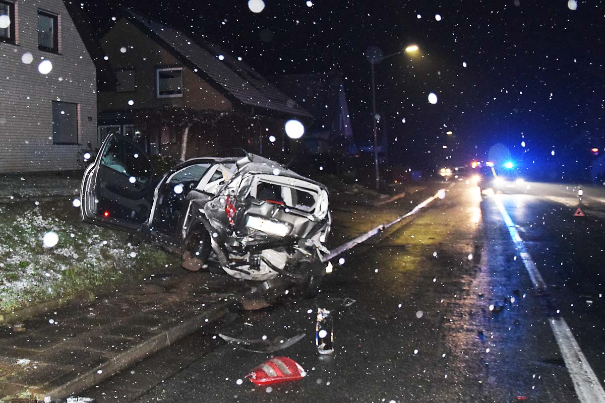 LKW kracht in zwei geparkte PKW in Kirchlengern