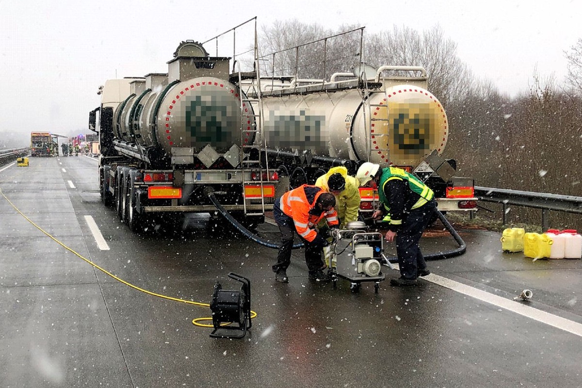Tanker schlägt leck