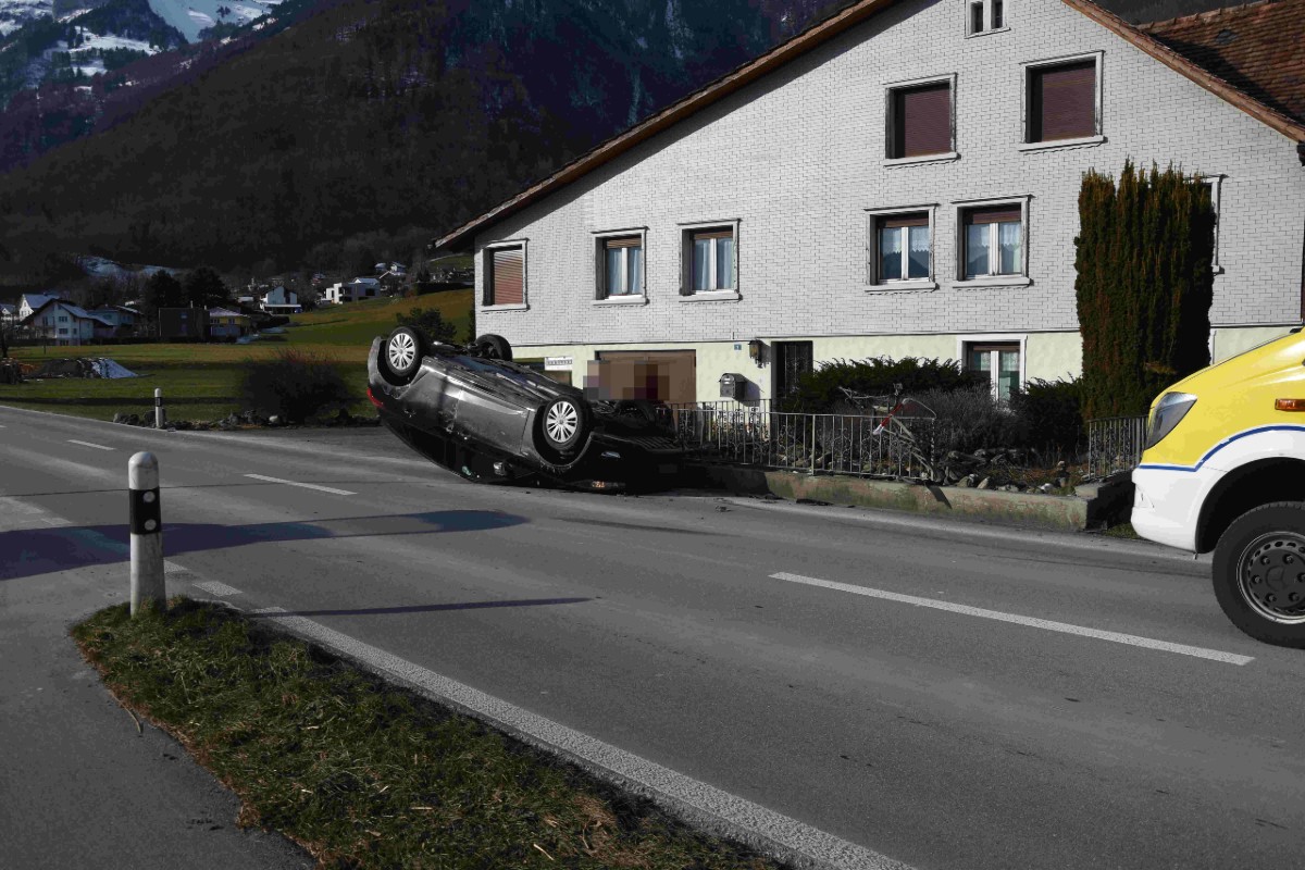 Die Autolenkerin fuhr in einen Betonsockel und danach überschlug sich das Auto.