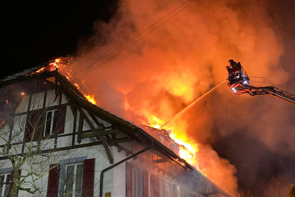 Schopf bei Brand in Bolligen zerstört – Bauernhaus unbewohnbar