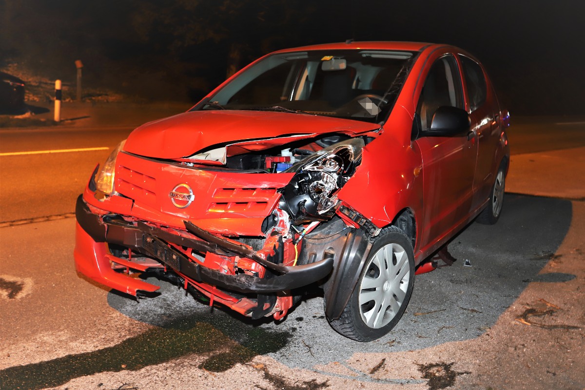 Unfall in Eggersriet SG – Der Nissan wurde abgeschleppt.