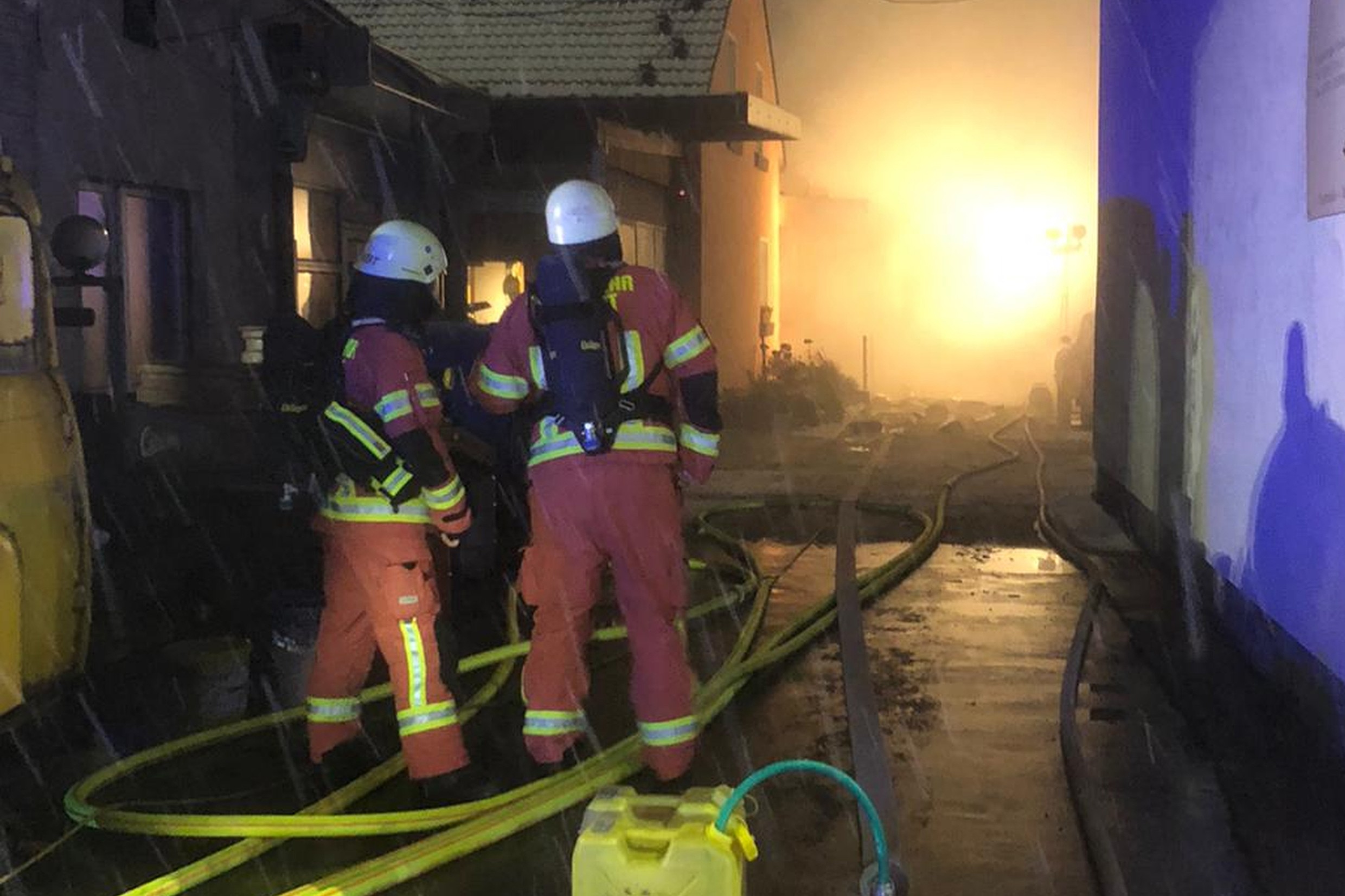 400 Quadratmeter Werkstatthalle steht in Brand in Velbert
