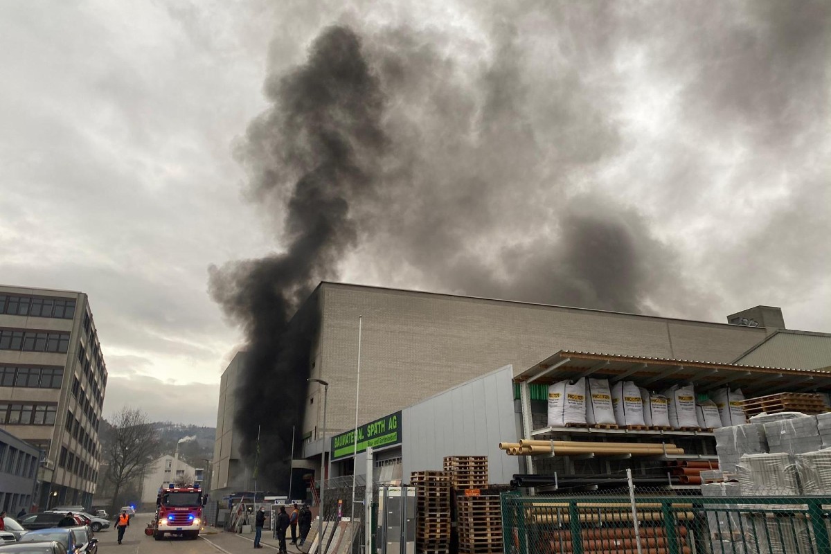 In Muttenz BL - brannte es heute in einer Autowerkstatt.