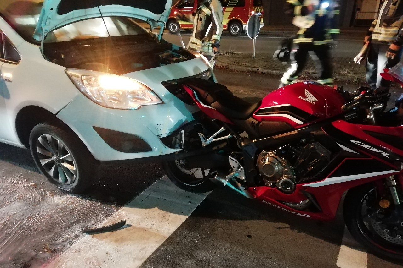 Bocholt – Opel verkeilt sich mit Honda-Motorrad