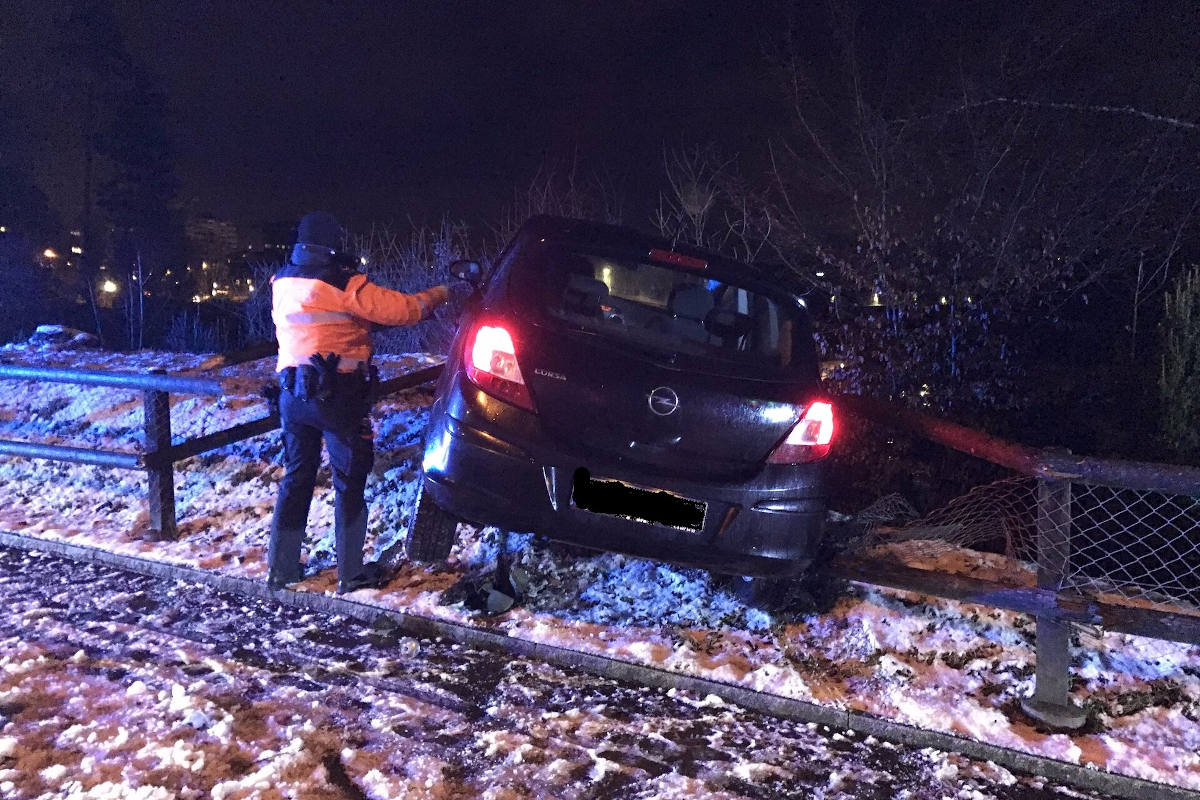 Alleinunfall mit Auto auf vereister Strasse bei Neuhausen am Rheinfall
