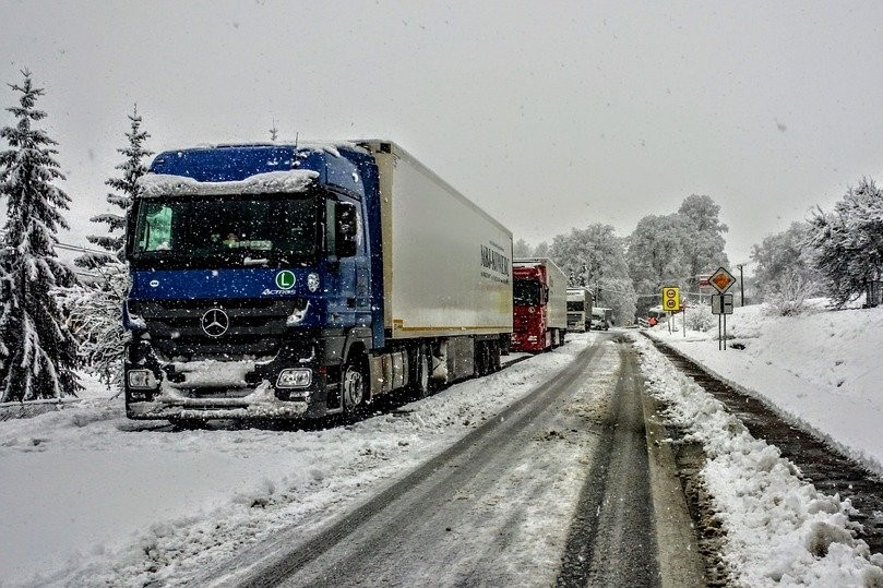 Sich auf dem Fahrzeug bildende Eisplatten können sehr gefährlich werden!