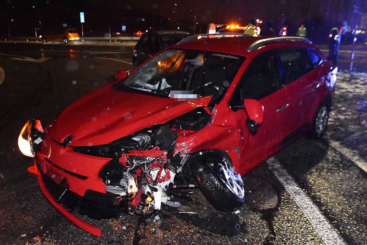 Beide am Unfall beteiligte Autos erlitten Totalschaden und mussten abtransportiert werden