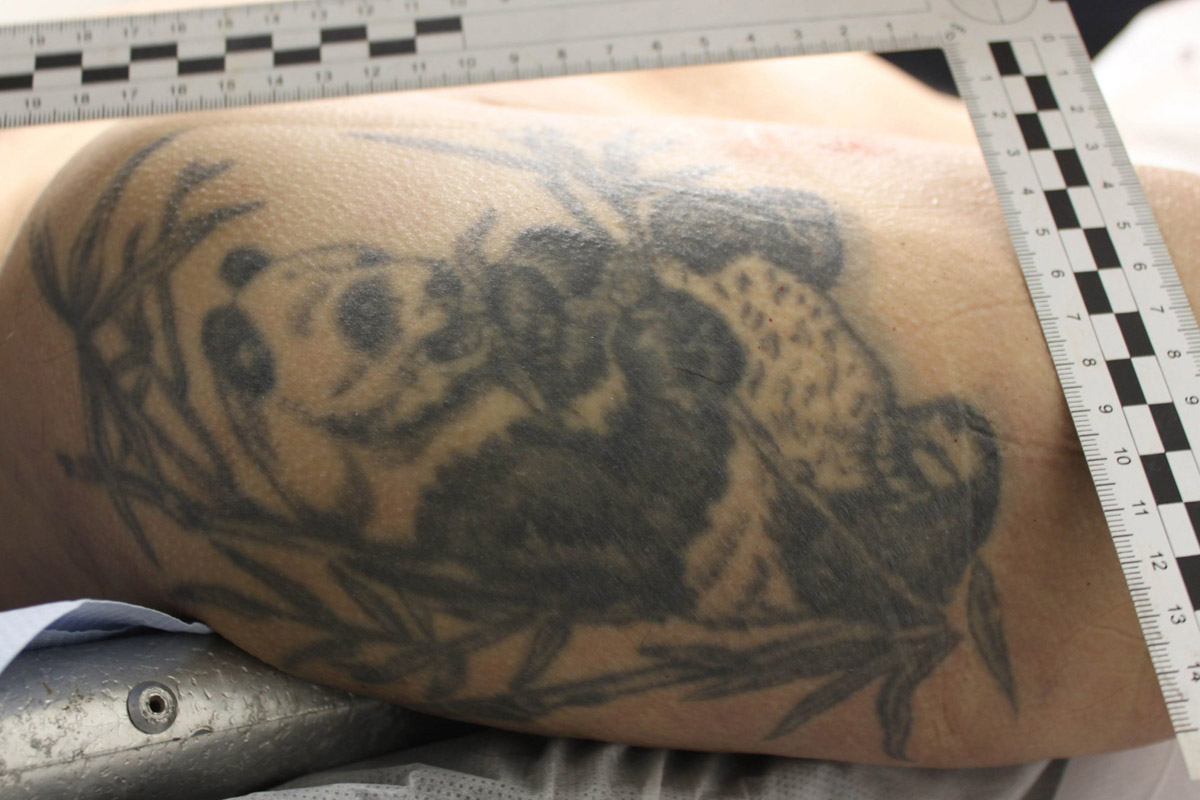 Der Mann hat auf beiden Oberarmen größere Tätowierungen